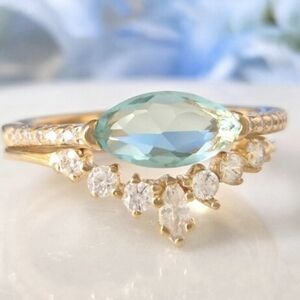 STERLING TURQUOISE STONE WITH CRYSTALS IN A 2 RING DESIGN.